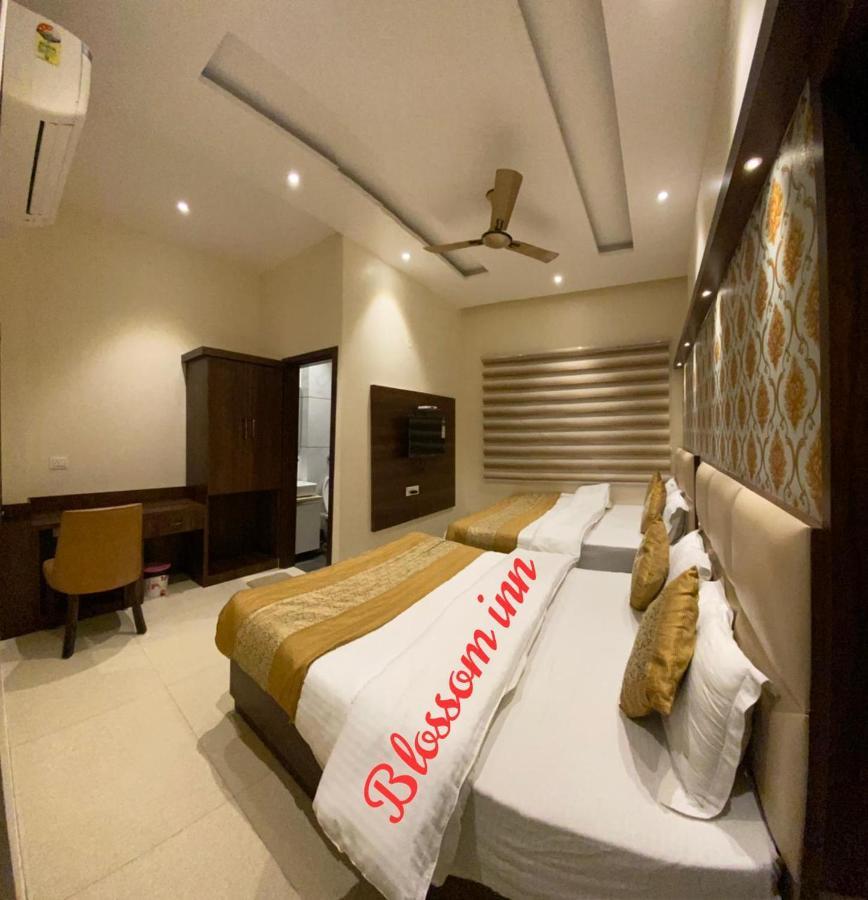 אמריצר Hotel Blossom Inn מראה חיצוני תמונה