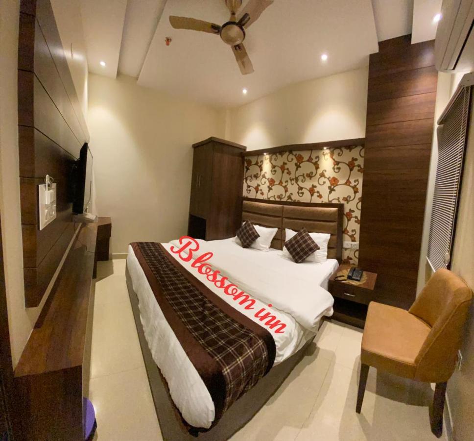 אמריצר Hotel Blossom Inn מראה חיצוני תמונה