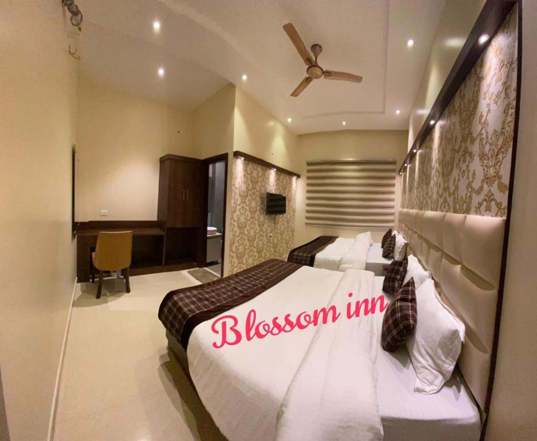 אמריצר Hotel Blossom Inn מראה חיצוני תמונה
