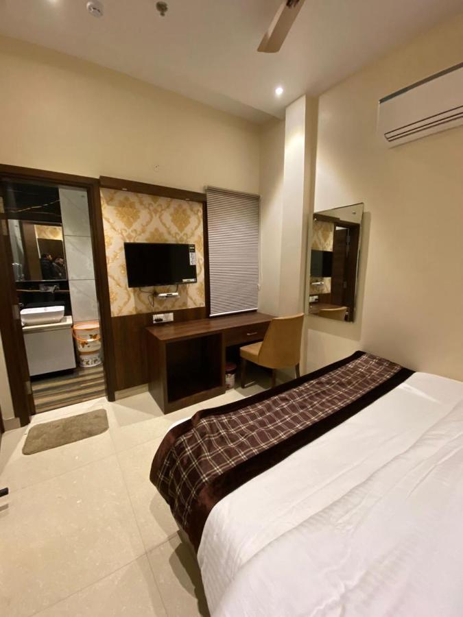 אמריצר Hotel Blossom Inn מראה חיצוני תמונה