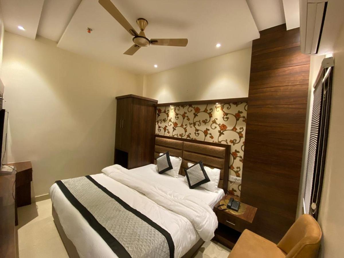 אמריצר Hotel Blossom Inn מראה חיצוני תמונה