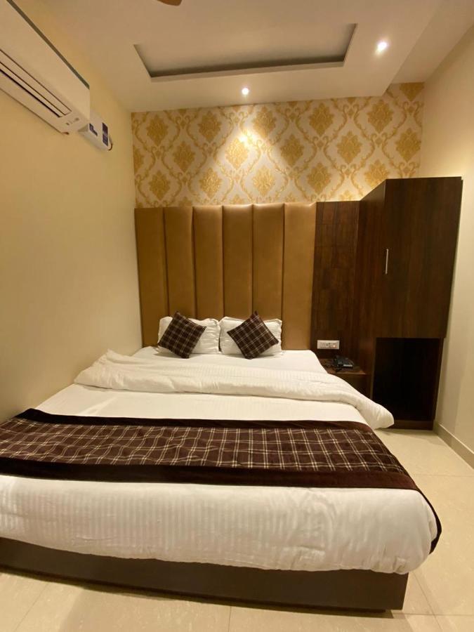 אמריצר Hotel Blossom Inn מראה חיצוני תמונה