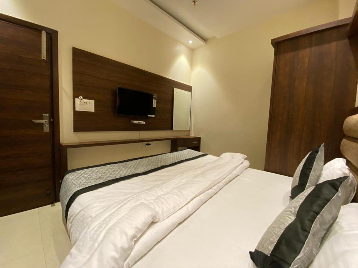 אמריצר Hotel Blossom Inn מראה חיצוני תמונה