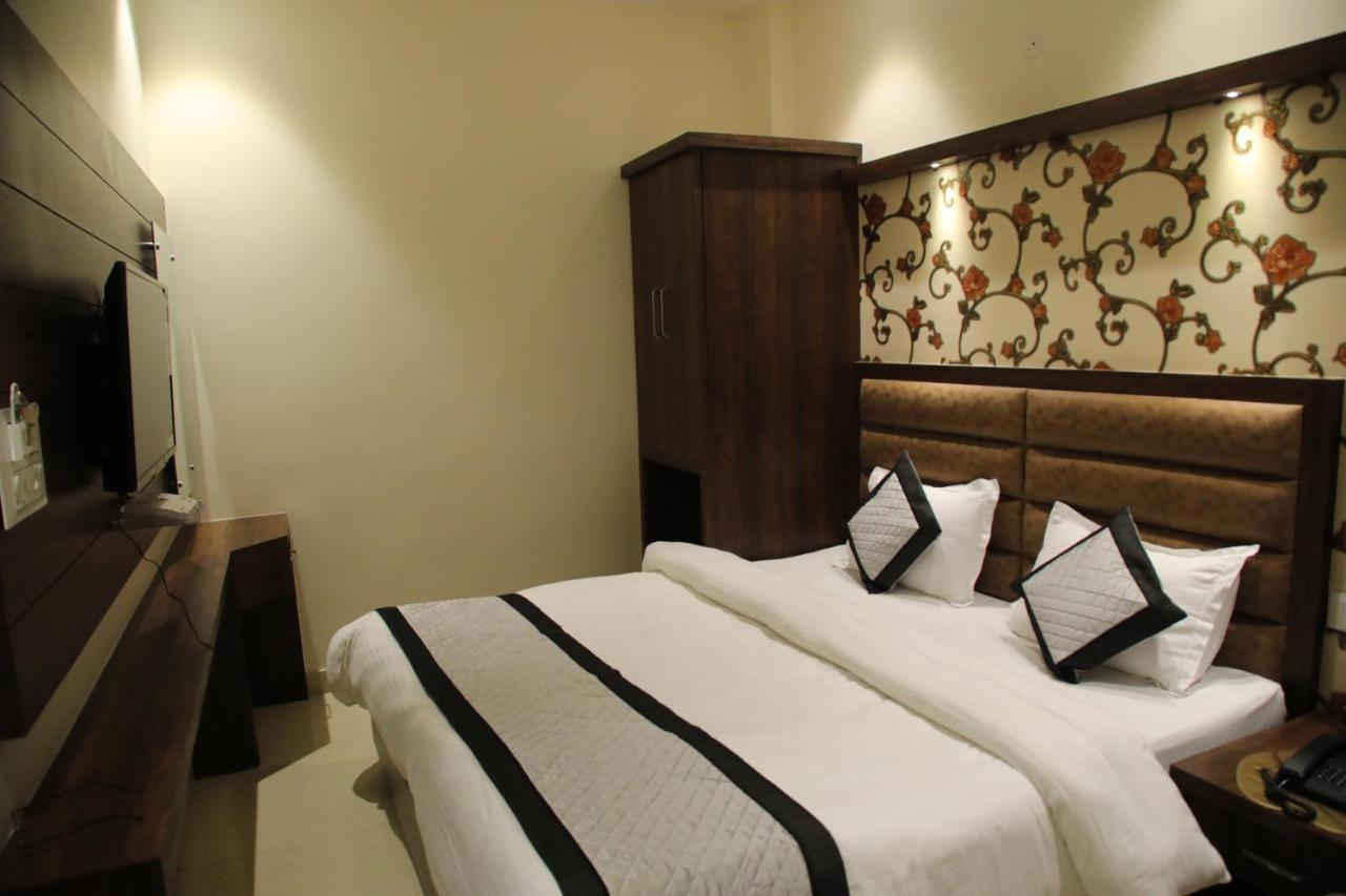 אמריצר Hotel Blossom Inn מראה חיצוני תמונה
