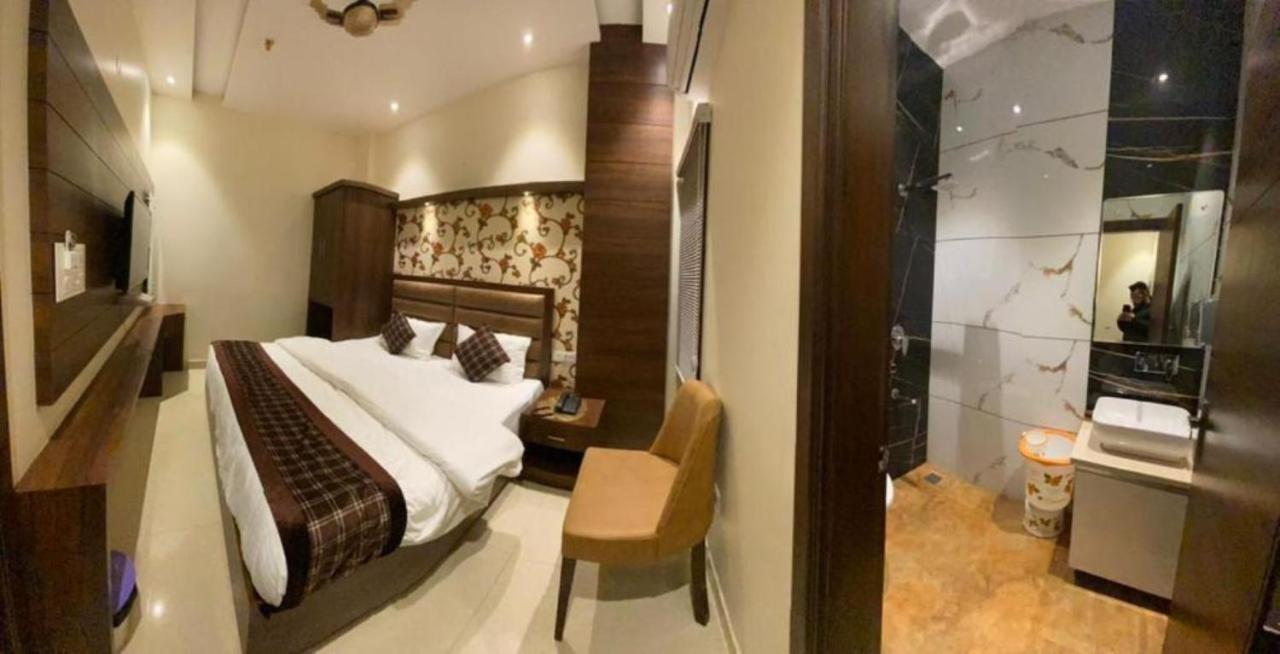 אמריצר Hotel Blossom Inn מראה חיצוני תמונה