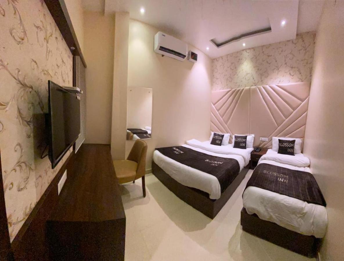 אמריצר Hotel Blossom Inn מראה חיצוני תמונה