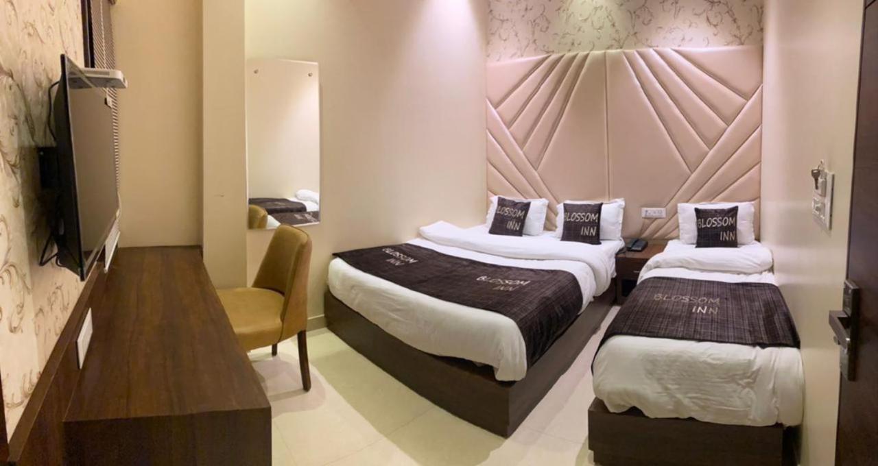 אמריצר Hotel Blossom Inn מראה חיצוני תמונה