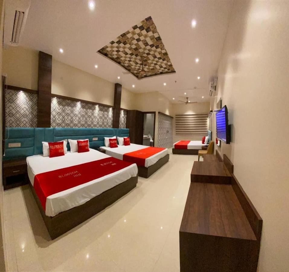 אמריצר Hotel Blossom Inn מראה חיצוני תמונה