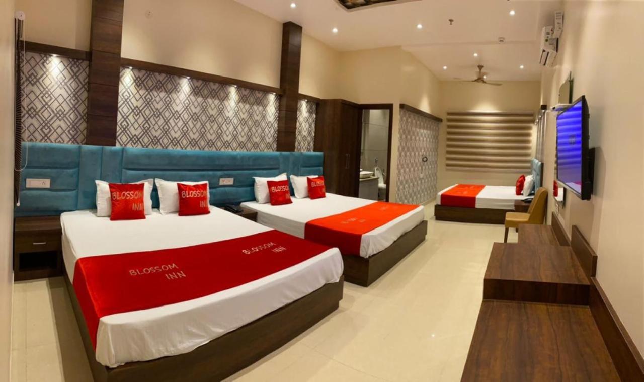 אמריצר Hotel Blossom Inn מראה חיצוני תמונה