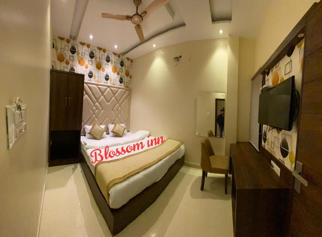 אמריצר Hotel Blossom Inn מראה חיצוני תמונה