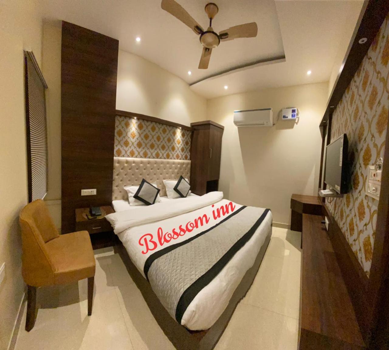 אמריצר Hotel Blossom Inn מראה חיצוני תמונה