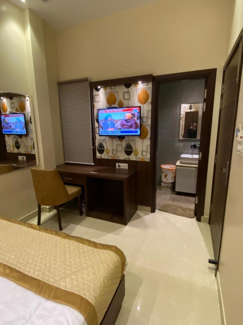 אמריצר Hotel Blossom Inn מראה חיצוני תמונה