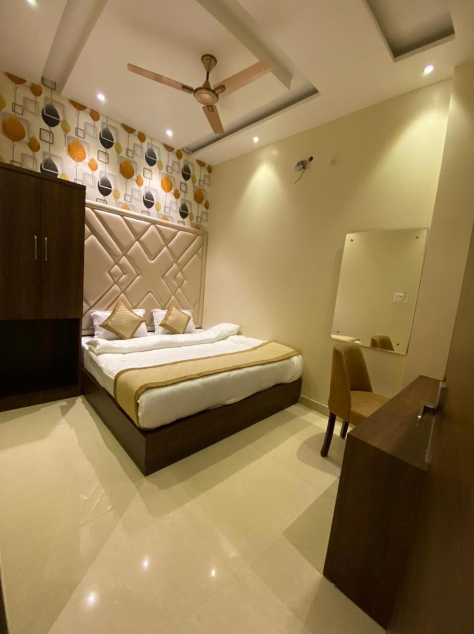 אמריצר Hotel Blossom Inn מראה חיצוני תמונה