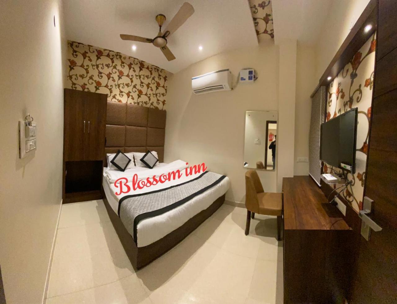 אמריצר Hotel Blossom Inn מראה חיצוני תמונה