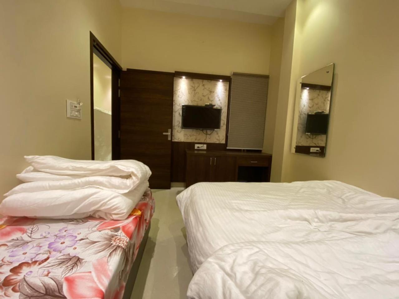 אמריצר Hotel Blossom Inn מראה חיצוני תמונה