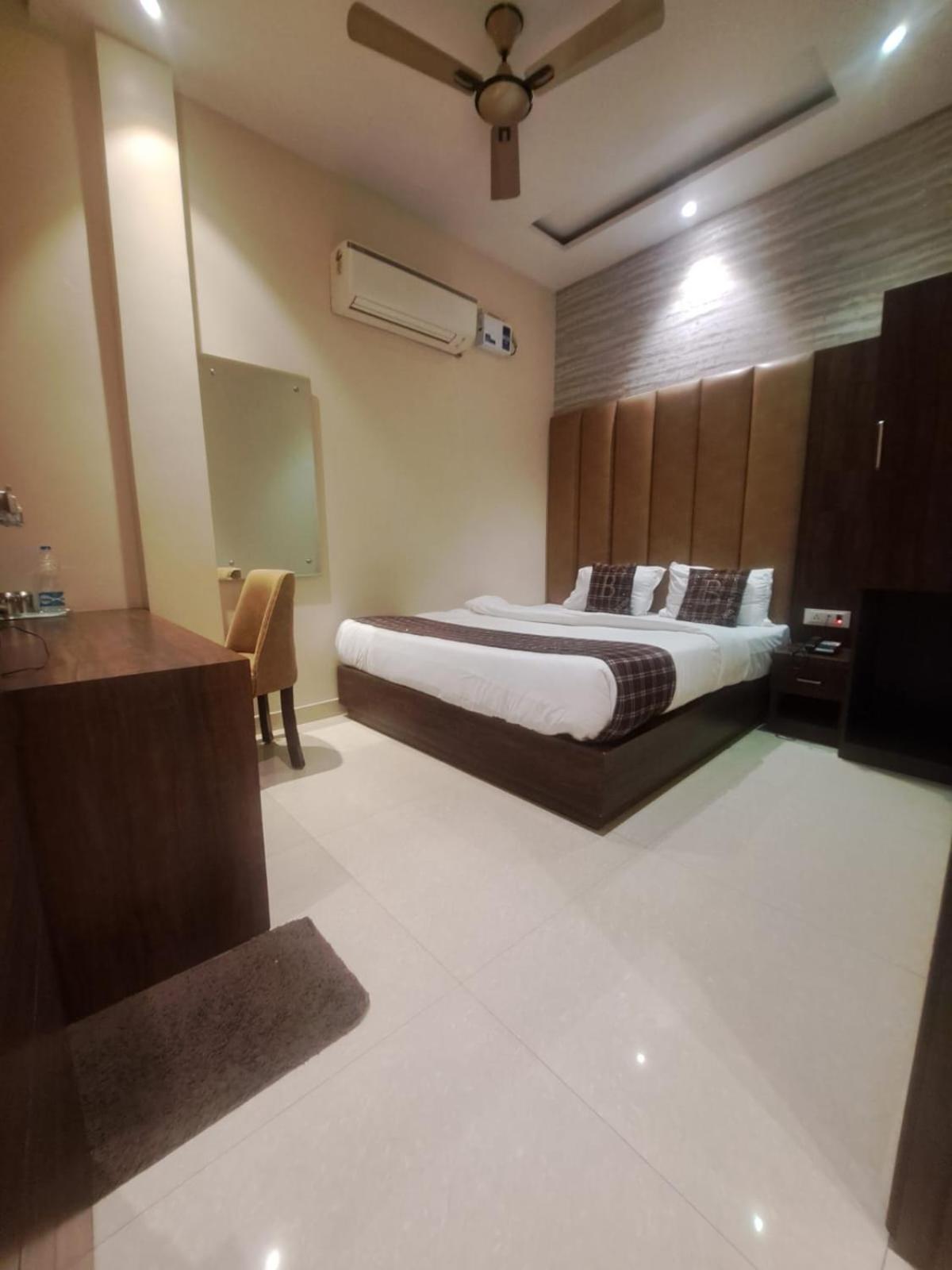 אמריצר Hotel Blossom Inn מראה חיצוני תמונה