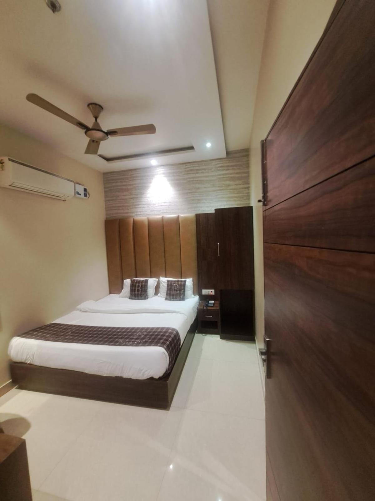 אמריצר Hotel Blossom Inn מראה חיצוני תמונה