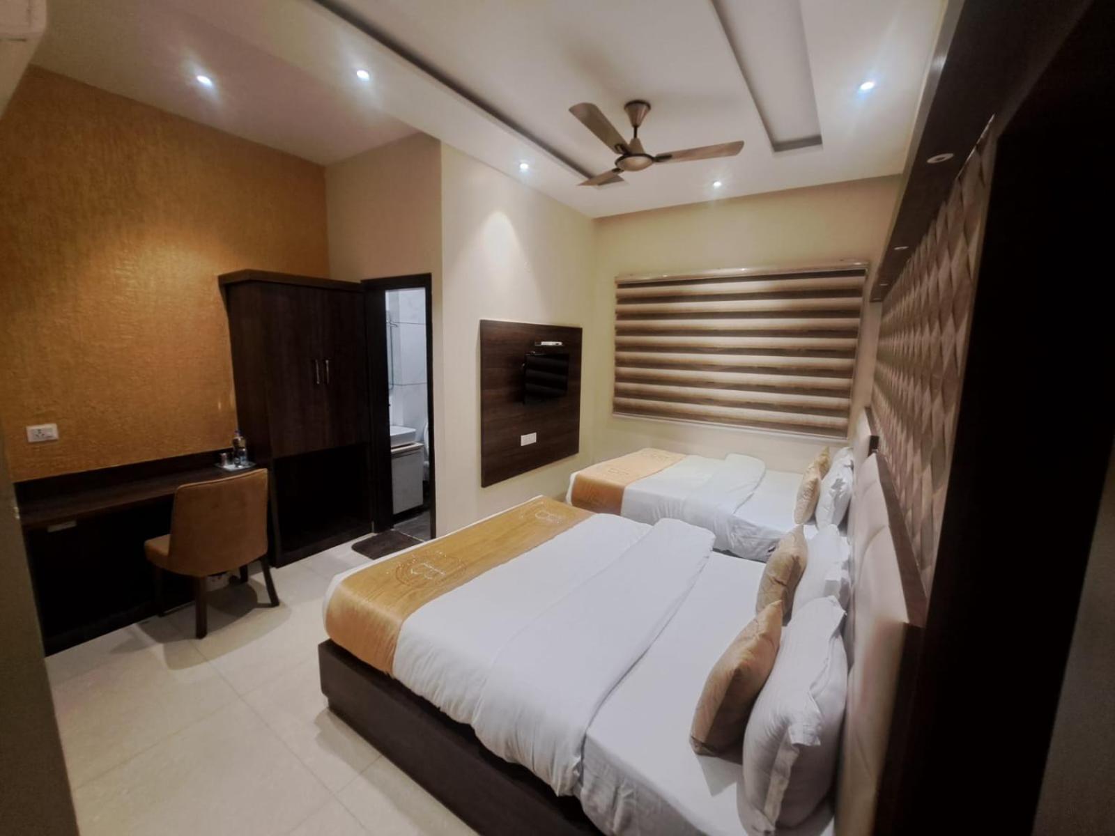 אמריצר Hotel Blossom Inn מראה חיצוני תמונה